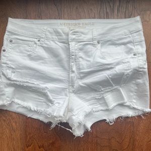 NEVER WORN WHITE DENIM STRETCH SHORTS